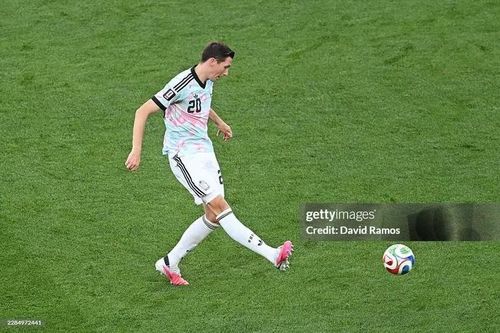 Tiền vệ Azzedine Ounahi: Ounahi là ngôi sao lớn trong trận Ma Rốc thắng Canada 3-0. Cú đúp của anh giúp đại diện châu Phi sớm kiểm soát cục diện, đồng thời khẳng định vai trò thủ lĩnh tuyến giữa.