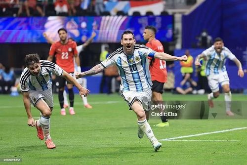 Tiền đạo Lionel Messi: Messi sút hỏng phạt đền trước Ai Cập, nhưng vẫn kiến tạo cho Romero rút ngắn tỷ số rồi tự ghi bàn gỡ hòa 2-2. Với 1 bàn, 1 kiến tạo, anh vẫn là nhân vật lớn trong màn ngược dòng giúp Argentina thắng ngược Ai Cập 3-2.