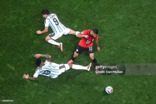 Hậu vệ Cristian Romero: Romero mở màn cuộc hồi sinh của Argentina trước Ai Cập bằng pha đánh đầu rút ngắn tỷ số xuống 1-2. Bàn thắng ấy kéo nhà đương kim vô địch trở lại từ bờ vực, trước khi Lionel Messi và Enzo Fernandez ghi bàn hoàn tất màn ngược dòng 3-2.