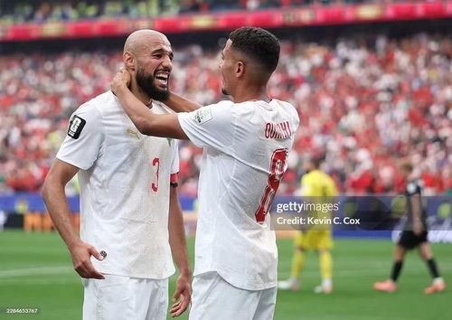 Hậu vệ Noussair Mazraoui: Nếu như Hakimi là mũi khoan bên phải thì Mazraoui là tấm khiên chắc chắn ở cánh đối diện của Ma Rốc. Anh thắng 11 pha tranh chấp, có 10 lần phá bóng và góp phần giúp đội nhà vượt qua Canada 3-0.