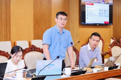 Đại diện Viettel giới thiệu Hệ thống cơ sở dữ liệu Học bạ số và hướng dẫn các yêu cầu kỹ thuật mới.