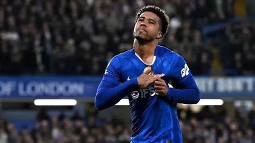 "Man United chi tổng cộng 50 triệu bảng cho thương vụ, bao gồm 48 triệu bảng trả trước và 2 triệu bảng phụ phí", nhà báo người Italy thông tin.