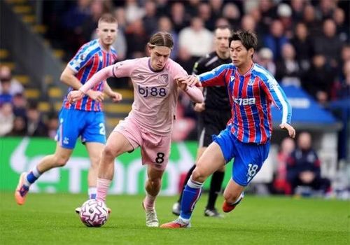 Lãnh đạo Man United cân nhắc kỹ lưỡng khả năng chiêu mộ Alex Scott, khi rất ấn tượng với tài năng chơi bóng của tài năng 22 tuổi.