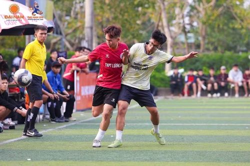 Học sinh Trường THPT Thượng Cát tham gia thi đấu bóng đá với các trường bạn.