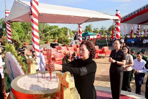 Phó Chủ tịch Quốc hội Nguyễn Thị Hồng dâng hương tưởng niệm. Ảnh: V.T.