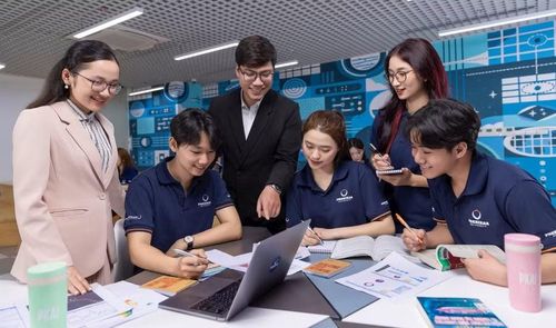 Lần đầu tiên năng lực số, khả năng ứng dụng công nghệ thông tin và AI được đưa thành tiêu chuẩn bắt buộc đối với tất cả các vị trí nhân sự hỗ trợ giáo dục đại học. Ảnh: B.Ngọc.