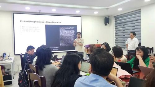 Khóa tập huấn “Ứng dụng AI trong nghiên cứu khoa học: Từ ý tưởng đến tạp chí quốc tế” do Trường Đại học Khoa học Xã hội và Nhân văn (Đại học Quốc gia Hà Nội) tổ chức. Ảnh: USSH.