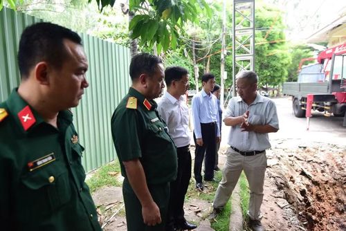 Phó Chủ tịch UBND TPHCM Nguyễn Mạnh Cường (áo trắng), Thiếu tướng Nguyễn Thành Trung, Chính ủy Bộ Tư lệnh TPHCM (thứ hai từ trái) và các đại biểu khảo sát tại Công viên Lê Thị Riêng.