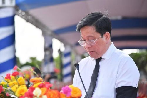 Ông Hồ Văn Mừng, Chủ tịch UBND tỉnh An Giang, đọc điếu văn tại buổi lễ.