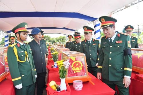 Thượng tướng Nguyễn Văn Gấu (phải) cùng các đại biểu viếng các Anh hùng liệt sĩ.