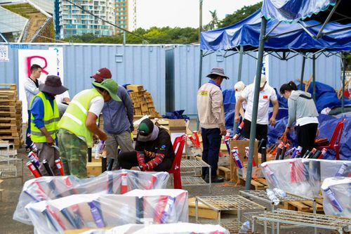 Theo ghi nhận, tại khu vực trận địa pháo hoa bên sông Hàn, hai đội thi đang khẩn trương hoàn tất những công đoạn chuẩn bị cuối cùng, kiểm tra kỹ thuật và lắp đặt hệ thống để sẵn sàng cho màn trình diễn quyết định vào đêm chung kết.