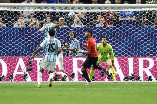Enzo Fernandez đánh đầu đưa Argentina vào tứ kết.