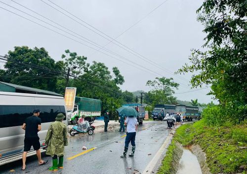 Chính quyền địa phương khuyến cáo người dân tiếp tục theo dõi diễn biến thời tiết, không đi qua khu vực ngập sâu hoặc nước chảy xiết, chủ động bảo vệ tài sản và sẵn sàng sơ tán khi có yêu cầu. Các lực lượng chức năng vẫn đang túc trực tại các điểm xung yếu để theo dõi tình hình, kịp thời triển khai các biện pháp ứng phó và hỗ trợ người dân.