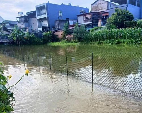 Ngay sau khi xảy ra ngập úng, chính quyền xã Mường Khương đã huy động lực lượng công an, dân quân và các tổ chức đoàn thể triển khai phương châm "4 tại chỗ", hỗ trợ người dân di dời tài sản, căng dây cảnh báo, hướng dẫn người dân qua khu vực ngập sâu và phân luồng giao thông tại các điểm nguy hiểm.
