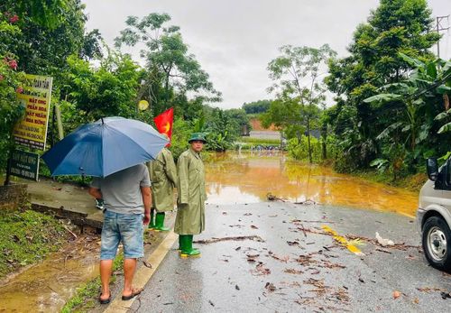 Chính quyền địa phương đã huy động lực lượng chức năng phân luồng, xử lý điểm ngập, bảo đảm an toàn cho người và phương tiện. Lãnh đạo xã Bảo Ái đã trực tiếp có mặt tại hiện trường để chỉ đạo công tác khắc phục.