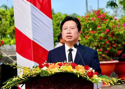 Ông Huỳnh Minh Tuấn - Phó Chủ tịch UBND tỉnh Đồng Tháp, đọc điếu văn tại buổi lễ.