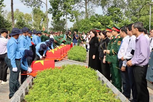Đại biểu thực hiện nghi thức an táng 68 hài cốt các liệt sĩ tại Nghĩa trang Liệt sĩ Tam Nông, xã Phú Thọ, tỉnh Đồng Tháp.