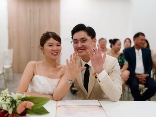 Vợ chồng Mira và Wong sống riêng vì chưa có nhà. Ảnh: CNA