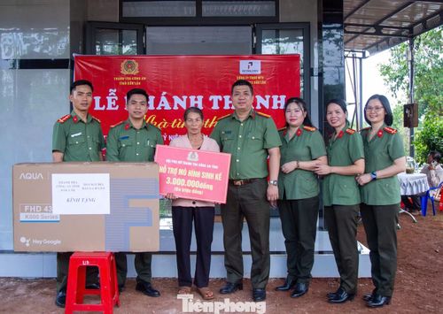 Trung úy Nguyễn Trọng Quân (thứ 2 trái qua) cùng cán bộ, chiến sĩ công an tham gia các hoạt động hướng về cơ sở.