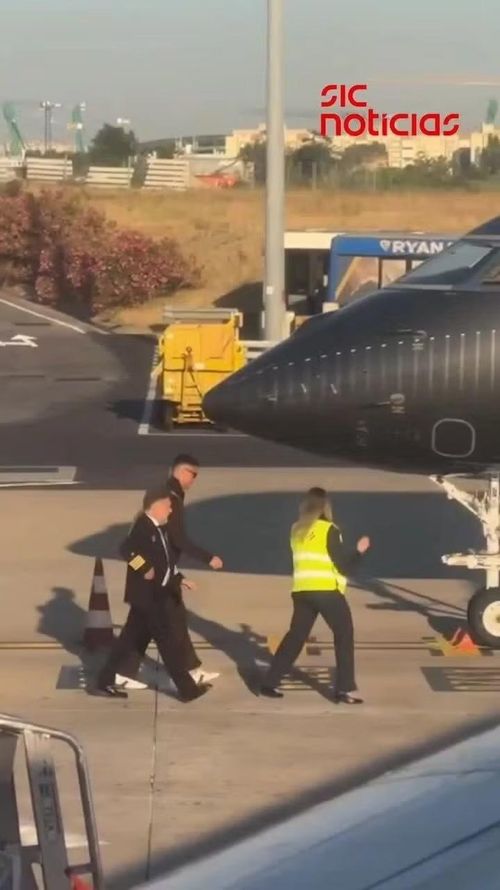 Khoảnh khắc Ronaldo lên chuyên cơ về nhà riêng sau khi đáp chuyến bay từ Mỹ về Bồ Đào Nha.