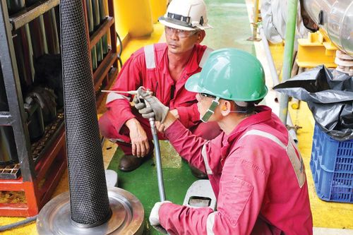 Vệ sinh phễu lọc khí trên Sư Tử Trắng