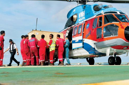 Chở thiết bị ra giàn bằng trực thăng