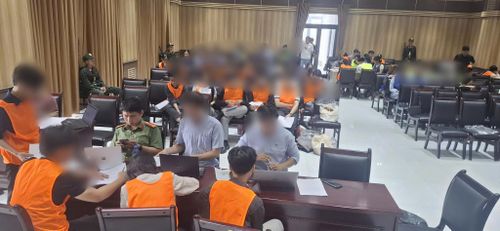 Các đối tượng liên quan đường dây lừa đảo đầu tư tiền ảo được cơ quan công an triệu tập phục vụ công tác điều tra. (Ảnh CA)
