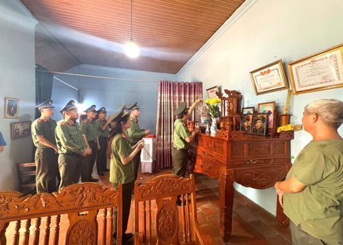 Đoàn công tác Phòng Quản lý Xuất nhập cảnh Công an tỉnh Thanh Hóa đã đến trao quà tại nhà Mẹ Việt Nam Anh hùng Phạm Thị Xuân (94 tuổi).
