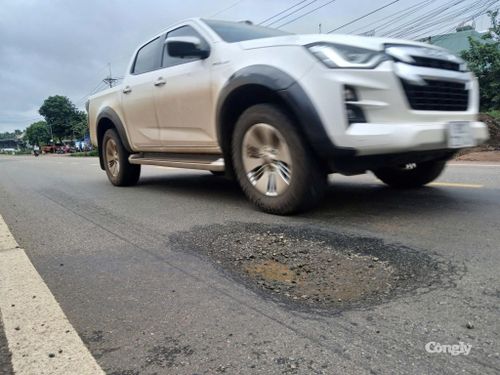 Việc sửa chữa Quốc lộ 19 kéo dài ảnh hưởng lớn đến vấn đề đi lại của người dân (Ảnh chụp ngày 9/7).