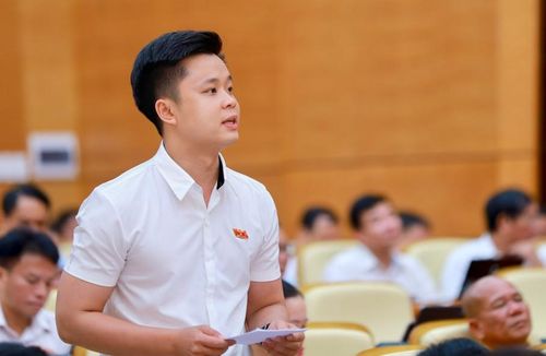 Đại biểu Trần Thanh Tùng, Giám đốc Trung tâm Tư vấn pháp lý Hội Luật gia tỉnh, chất vấn Giám đốc Sở Xây dựng.