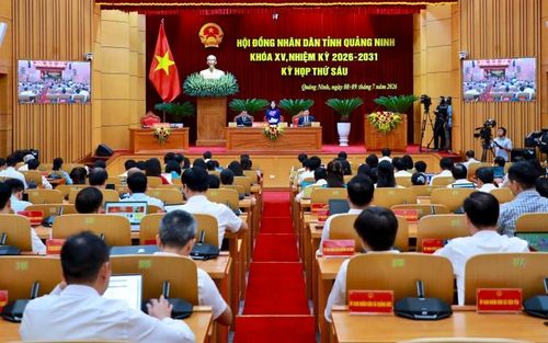 Ngoài vấn đề quy hoạch và ngập úng đô thị, phiên chất vấn còn tập trung vào công tác quản lý Nhà nước về y tế cơ sở, phát triển y tế chuyên sâu, chuyển đổi số ngành y tế và nâng cao chất lượng chăm sóc sức khỏe nhân dân.