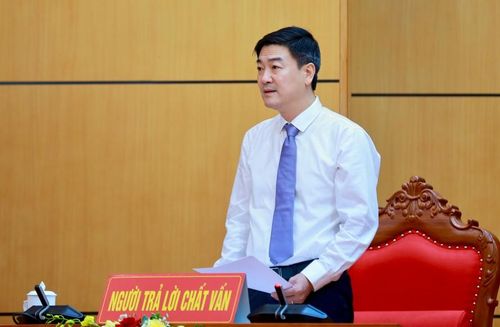 Giám đốc Sở Xây dựng Đỗ Xuân Điệp trả lời chất vấn về những giải pháp cấp bách nhằm phòng ngừa, giảm thiểu ngập úng tại các khu vực trọng điểm của tỉnh.