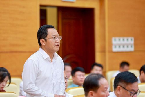 Ông Nguyễn Tiến Phong, Chủ tịch UBND phường Quang Hanh trả lời chất vấn.
