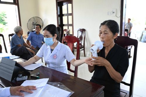 Đông đảo người dân đăng ký để được thăm khám sàng lọc bệnh miễn phí.