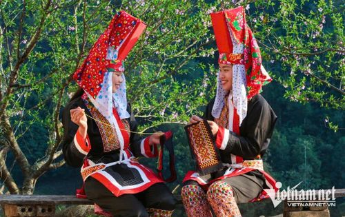 Những cô gái trẻ người Dao ở xã Hoành Mô hào hứng với tác phẩm thêu của mình
