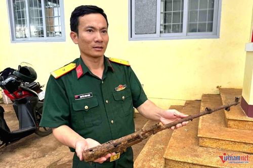 Thiếu tá Nguyễn Đình Quân và một phần của khẩu súng CKC bị hư hỏng. Ảnh: Hải Dương