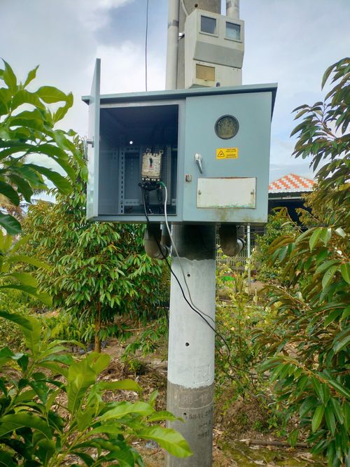 Hành vi dùng dây dẫn đấu nối vào Aptomat trạm biến áp của ngành điện dẫn vào nhà để sử dụng (không qua công tơ đo đếm) tại Tây Ninh. Ảnh: EVNSPC