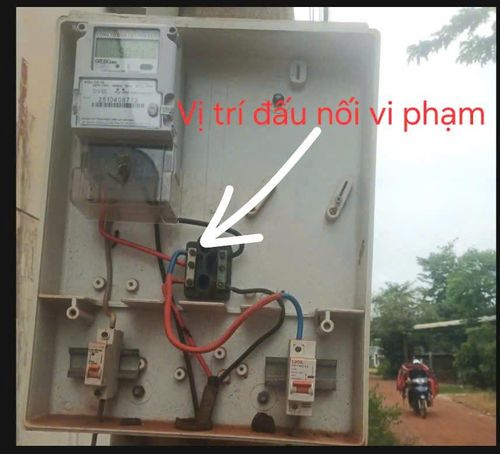 Hành vi câu móc sử dụng điện bất hợp pháp đối với công tơ điện lắp ngoài trụ điện. Ảnh: EVNSPC