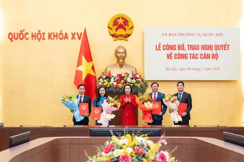 Phó Chủ tịch Quốc hội Nguyễn Thị Thanh trao Nghị quyết của Ủy ban Thường vụ Quốc hội cho các cán bộ. Ảnh: QH