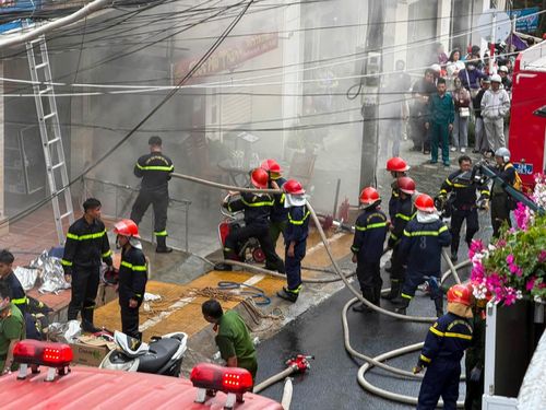 Lực lượng chức năng có mặt khống chế đám cháy. Ảnh: Khánh Ngọc