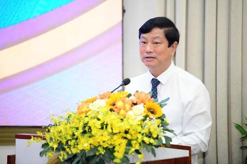  Đồng chí Võ Văn Minh, Ủy viên Trung ương Đảng, Phó Bí thư Thành ủy, Chủ tịch Hội đồng nhân dân TP HCM chủ trì cuộc họp