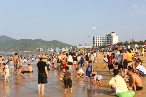 Du khách tham quan nghỉ dưỡng tại biển Thiên Cầm dịp tháng 5/2026.