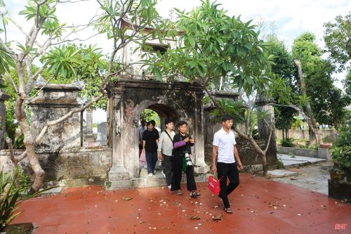 Anh Dương Văn Đức dẫn đoàn khách từ Sơn La tham quan dâng hương, tìm hiểu về di tích lịch sử - văn hóa cấp tỉnh đền Sát Hải Đại Vương Hoàng Tá Thốn tại thôn Yên Điềm (xã Lộc Hà).