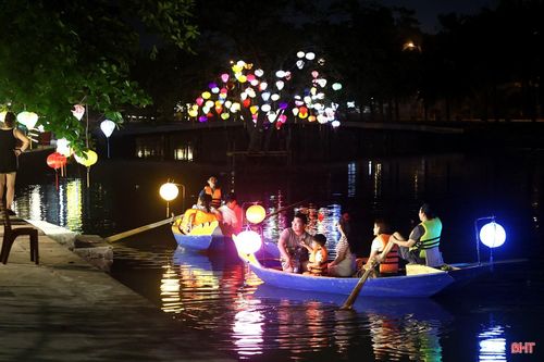 Du khách ngồi thuyền nghe hát dân ca trên lạch nước ngọt Mỹ Dương tại KDL Xuân Thành (xã Tiên Điền).