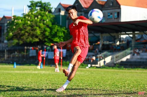 Tiền vệ Đặng Đình Chiến Thắng từng chơi ấn tượng tại U17 quốc gia năm 2023 khi có 3 pha lập công qua đó giúp U17 Hồng Lĩnh Hà Tĩnh giành ngôi á quân. Lần thứ 2 được đôn lên tập luyện tại đội 1, chàng tiền vệ đang quyết tâm thể hiện mình để chiếm suất ở lại.