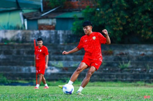  Sự cầu thị, tinh thần học hỏi và quyết tâm không bỏ lỡ cơ hội đang là động lực để tất cả cầu thủ nỗ lực từng ngày. Tiền vệ Trịnh Trần Thái Bảo chia sẻ: "Trong đội 1, em hâm mộ nhất là anh Trọng Hoàng. Anh Trọng Hoàng là tấm gương để em nỗ lực mỗi ngày. Trong các buổi tập, các anh cùng ban huấn luyện đều tạo điều kiện, giúp đỡ bọn em hoàn thành các bài tập". 