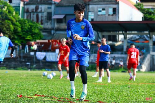 Thủ môn Nguyễn Đức Mạnh hiện đang là thủ môn chính của U19 Hồng Lĩnh Hà Tĩnh. Đức Mạnh sở hữu chiều cao khá tốt (1m81), là chốt chặn tin cậy của đội tại các giải quốc gia. Lần đầu được tập luyện tại đội 1 Đức Mạnh rất hào hứng và phấn khởi, quyết tâm thể hiện mình với ban huấn luyện.