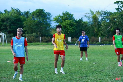 Sau 1 tháng, ban huấn luyện sẽ dựa vào kết quả tập luyện của các cầu thủ để chọn ra 1 đến 2 cái tên đôn lên đội 1 để thi đấu V.League mùa tới. Quãng thời gian còn lại là cơ hội để các cầu thủ trẻ thể hiện mình, qua đó hoàn thành giấc mơ trở thành cầu thủ chuyên nghiệp.