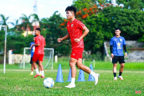 Tiền vệ Trịnh Trần Thái Bảo là gương mặt nổi bật của Hà Tĩnh tại giải hạng Nhì vừa qua khi anh có tới 6 pha lập công, qua đó góp công giúp đội bóng hoàn thành mục tiêu trụ hạng trước 3 vòng đấu. Cầu thủ này thi đấu rất đa năng khi có thể chơi tiền vệ giữa, tiền đạo cánh, tiền đạo cắm và dứt điểm được cả 2 chân.