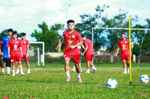  Trong khoảng thời gian 1 tháng, 8 cầu thủ trẻ sẽ có cơ hội thể hiện mình với ban huấn luyện. Dù còn nhiều bỡ ngỡ, các cầu thủ trẻ vẫn cho thấy khát khao qua từng buổi tập. "Được tập luyện cùng các anh là cơ hội quý giá để em học hỏi và hoàn thiện bản thân hơn. Mỗi buổi tập giúp em có thêm kinh nghiệm từ cách xử lý tình huống, di chuyển không bóng... Em hy vọng sẽ tập luyện thật tốt để được giữ lại ở đội 1" - tiền vệ Nguyễn Huy Hoàng Phú chia sẻ. 